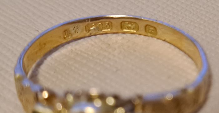 What determines the value of antique jewellery?